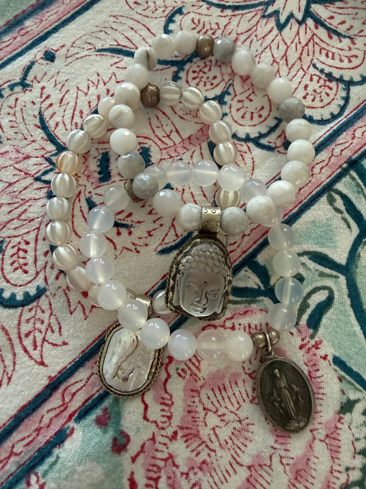 White stripe dzi agate beads with pearl charm bracelet. 7”