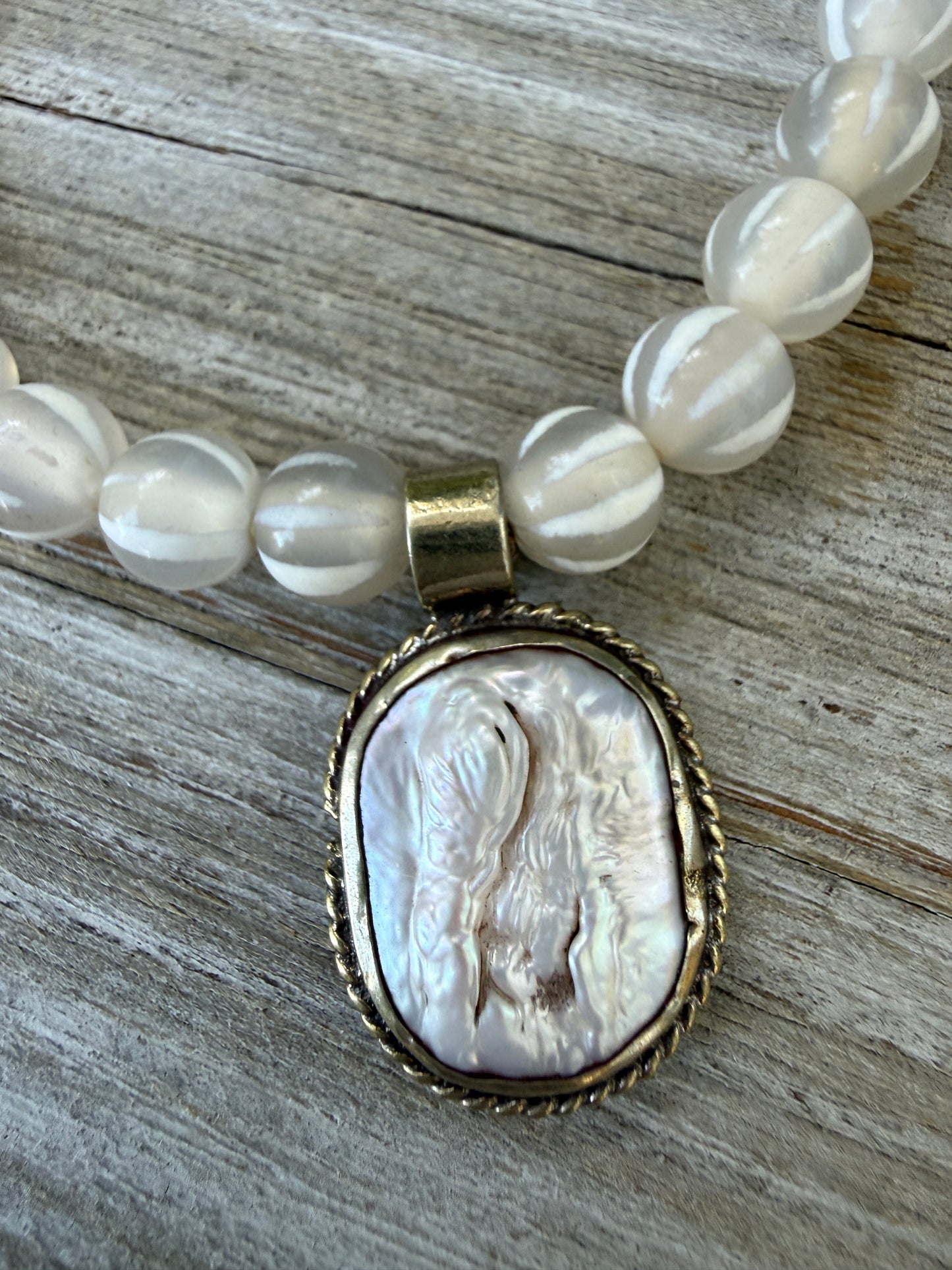 White stripe dzi agate beads with pearl charm bracelet. 7”