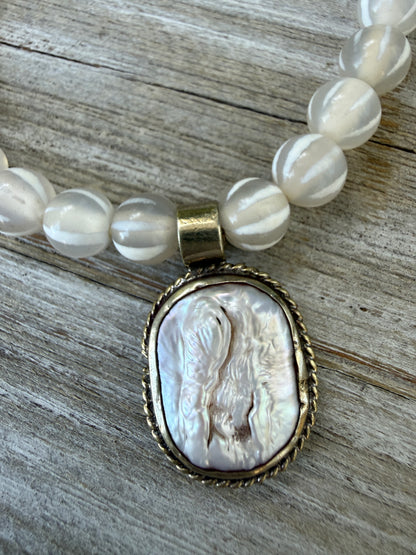 White stripe dzi agate beads with pearl charm bracelet. 7”