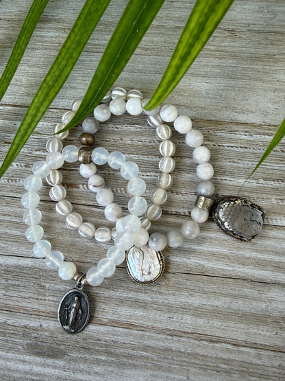 White stripe dzi agate beads with pearl charm bracelet. 7”